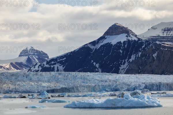 Glacier tongue, ice, mountain peak, snow, Kongsbreen, Spitsbergen, Svalbard