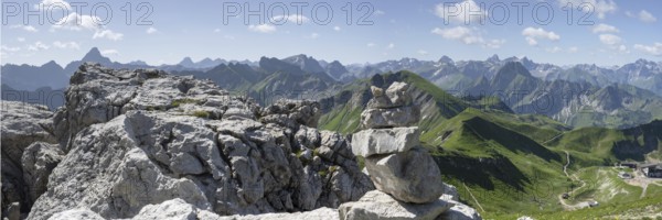 Mountain panorama from the Koblat-Höhenweg on the Nebelhorn, behind left the Hochvogel, 2592m, in the centre the Schneck, 2268m, and on the right the Höfats, 2258m, Allgäu Alps, Allgäu, Bavaria, Germany
