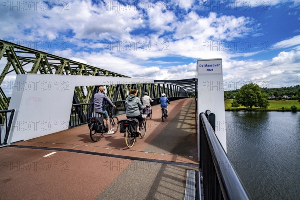 De Massover cycle path bridge, over the Meuse south of Nijmegen, near Cuijk, part of the MaasWaalpad long-distance cycle path, 12 km between Nijmegen and Cuijk, built in 2021, for 15 million euros, Meuse river crossing for cyclists and pedestrians, part of a cycle path network, used by many commuters, next to a railway bridge, Netherlands