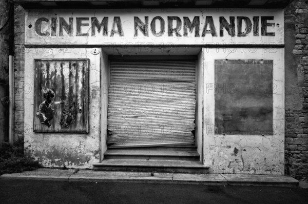 Oldest former cinema of Bayeux, derelict, Lost Place, Cinéma Normandie, old town, black and white, Bayeux, Normandy, Calvados, France
