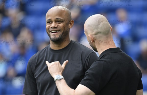 Coach Coach Vincent Kompany FC Bayern Munich FCB Portrait smiling in conversation Discussion with Coach Coach Christian Ilzer TSG 1899 Hoffenheim Gesture Gesture PreZero Arena, Sinsheim, Baden-Württemberg, Germany