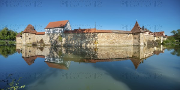 The town wall with defence towers and half-timbered house is reflected in the lake pond, Seeweihermauer, Weißenburg in Bayern, Mittelfranken, Franconia, Bavaria, Germany