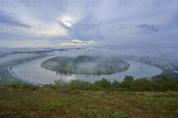 River bend under a cloudy sky and enveloping fog, gentle hills define the scenery, summer, Rhine bend Boppard, Gedeonseck, Boppard, Rhine, Rhine-Hunsrück district, Rhineland-Palatinate, Germany