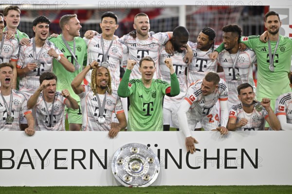 FC Bayern Munich FCB celebrates 34th championship title, championship celebration, championship trophy, trophy, cup, in front of the south curve Goalkeeper Manuel Neuer (01) Sacha Boey (23) Thomas Müller (25) Gabriel Vidovic (24) Leon Goretzka (08) Allianz Arena, Munich, Bavaria, Germany