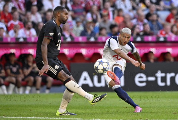 Richarlison Tottenham Hotspur Spurs (09) Goal kick action against Jonathan Tah FC Bayern Munich FCB (04) Telekom Cup Allianz Arena, Munich, Bavaria, Germany