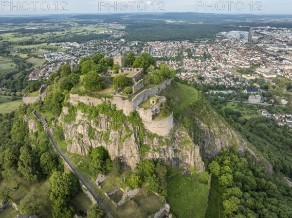 Luftbild vom Vulkankegel Hohentwiel mit Deutschlands größter Festungsruine, dahinter die Stadt Singen, Landkreis Konstanz, Baden-Württemberg, Deutschland