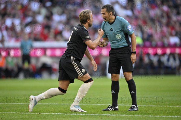 Harry Kane FC Bayern Munich FCB (09) Action in dialogue Discussion with referee Robert Hartmann Telekom Cup Allianz Arena, Munich, Bavaria, Germany