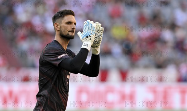 Goalkeeper Sven Ulreich FC Bayern Munich FCB (26) Warm-up Training Gesture Gesture Clapping his hands in encouragement, applause Telekom Cup Allianz Arena, Munich, Bavaria, Germany