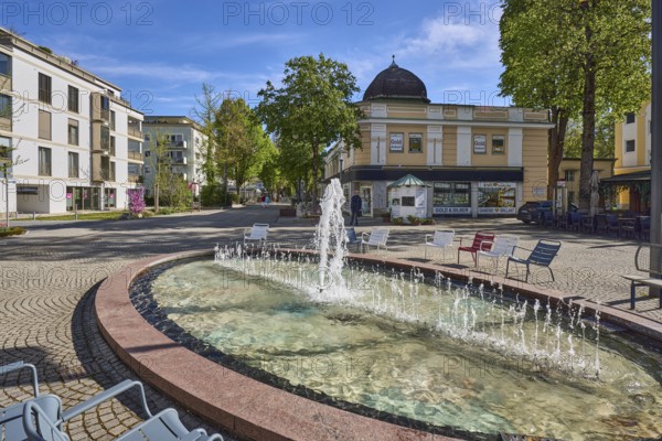 Wisbacherbrunnen, fountain, pedestrian zone, general architecture, cobblestones, public chairs, trees, blue sky, cirrostratus clouds, Salzburger Straße, Bad Reichenhall, district Berchtesgadener Land, Bavaria, Germany