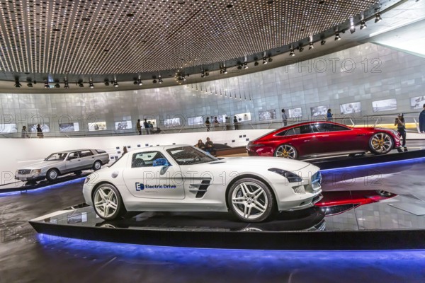 Mercedes-Benz Auto 2000 from 1981: The Mercedes-Benz Museum in Stuttgart presents a journey through the automotive history of the global corporation. Myth 6: The road to emission-free mobility, 1982 to the present day. The history of the Mercedes star begins with the first automobile in 1886. 160 vehicles are on display. Stuttgart, Baden-Württemberg, Germany