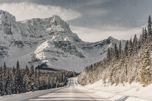 Winter road trip on the Icefields Parkway with lots of snow and ice, Banff National Park, Jasper National Park, Alberta, Canada