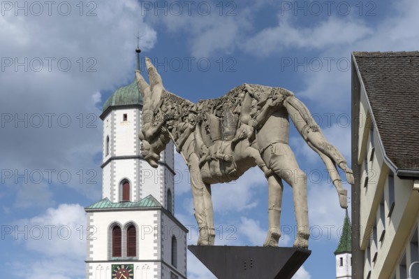 Monument: The trial for the donkey's shadow, created by the artist Peter Lenk, market square, behind the tower of the parish church of St Martin, Biberach an der Riß, Baden-Württemberg, Germany