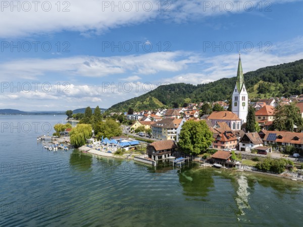 Luftbild von der Ortschaft Sipplingen am Bodensee bei sommerlicher Vegetation, gegenüber der Bodanrück, Bodenseekreis Baden-Württemberg, Deutschland