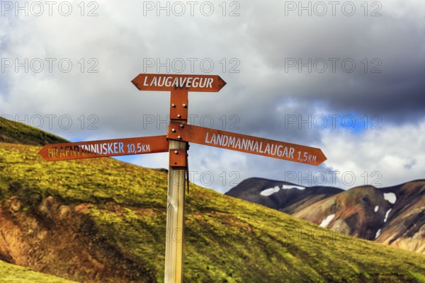 Signpost on the Laugavegur hiking trail, Landmannalaugar, remote hiking area in the Fjallabak nature reserve, Laugavegur hiking trail, Suðurland, Sudurland, Icelandic highlands, Iceland