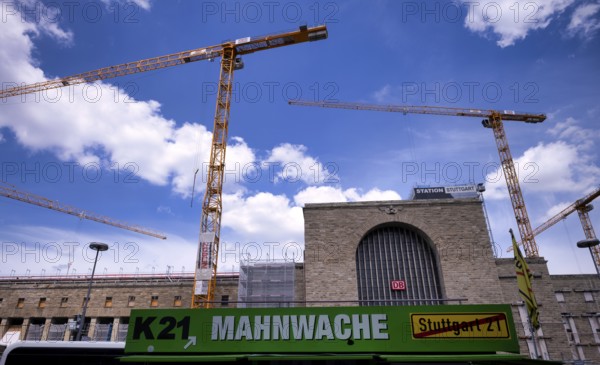 Vigil against major DB project, Deutsche Bahn, logo, Stuttgart 21, in front of old station, main station, construction cranes, Züblin, Bonatzbau, Stuttgart, Baden-Württemberg, Germany