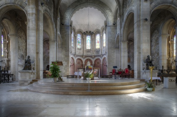 Interior view, choir and altar, Église Saint-Pierre et Saint-Paul, Épernay, Champagne, Marne, France
