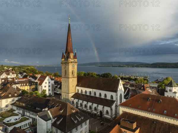 Luftbild von der Stadt Radolfzell am Bodensee mit der historischen Altstadt und dem Radolfzeller Münster nach einem Gewitterschauer von der Abendsonne angestrahlt, am Horizont ein Regenbogen, Landkreis Konstanz, Baden-Württemberg, Deutschland