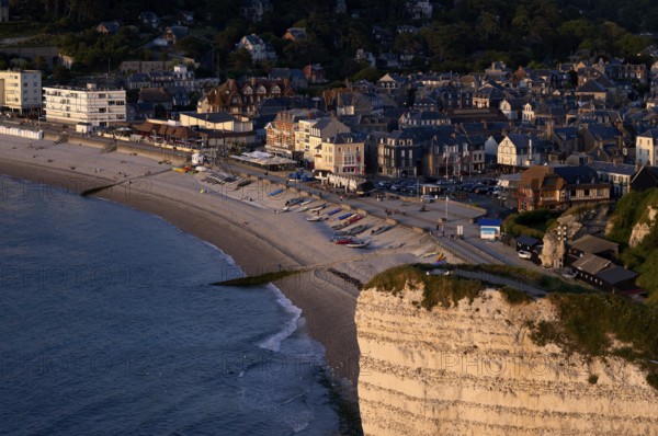 Beach, beach promenade, Étretat, sea, steep coast, cliffs, chalk cliffs, alabaster coast, La Côte d'Albâtre, evening mood, Normandy, Seine-Maritime, France