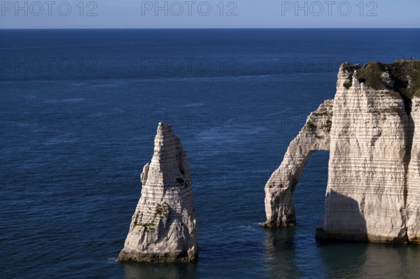 Rock arch Falaise or Porte d'Aval and rock needle Aiguille, Étretat, sea, steep coast, cliffs, chalk cliffs, alabaster coast, La Côte d'Albâtre, Normandy, Seine-Maritime, France
