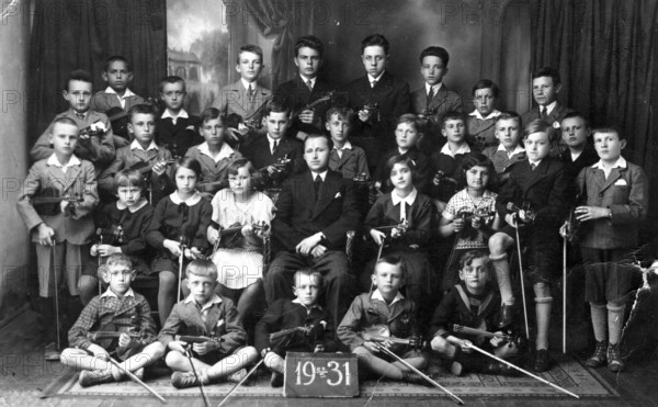 School orchestra, 1930s, group photo of a school class with teacher from 1931, children in formal dress, historical photo