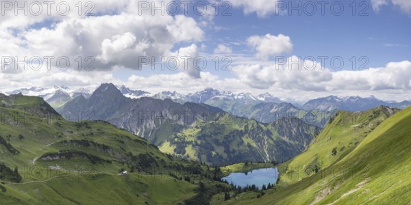 Mountain panorama from Zeigersattel to Seealpsee, on the left Höfats 2259m, in the centre the Allgäu main ridge with Trettachspitze 2595m, Mädelegabel 2645m, Bockkarkopf 2609m and Hochfrottspitze 2649m, Allgäu Alps, Allgäu, Bavaria, Germany
