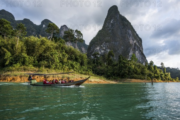 Lake with jungle and rainforest and steep mountains, Cheow Lan Lake, Khao Sok National Park, Phang Nga, Surat Thani, Thailand