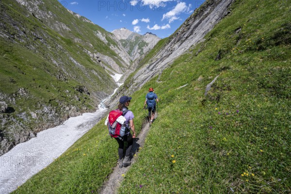 Two mountaineers on a hiking trail in Dabertal, Lasörling Höhenweg, Lasörlinggruppe, Hohe Tauern National Park, East Tyrol, Tyrol, Austria