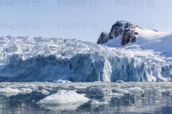 Glacier tongue, ice in front of a break-off edge, mountain peak, sea, Fugelfjorden, Spitsbergen, Svalbard