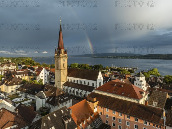 Luftbild von der Stadt Radolfzell am Bodensee mit der historischen Altstadt und dem Radolfzeller Münster nach einem Gewitterschauer von der Abendsonne angestrahlt, am Horizont ein Regenbogen, Landkreis Konstanz, Baden-Württemberg, Deutschland