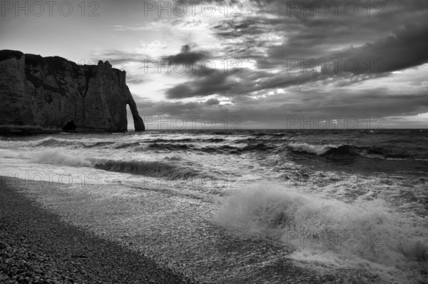 Surf in front of rock arch Falaise or Porte d'Aval, Étretat, sea, clouds, steep coast, cliffs, chalk cliffs, alabaster coast, La Côte d'Albâtre, black and white, Normandy, Seine-Maritime, France