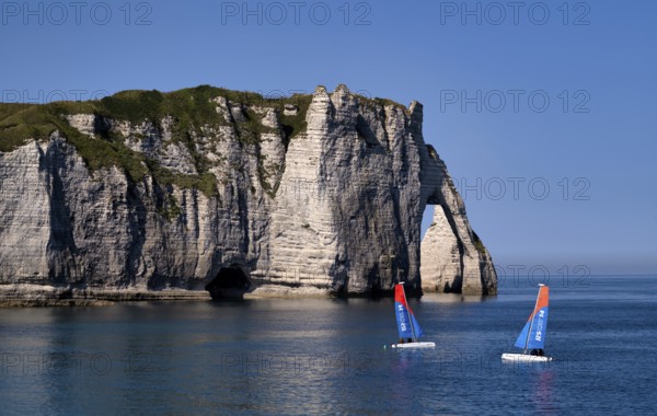 Sailing school, sailing boats, rock arch Falaise or Porte d'Aval, Étretat, sea, steep coast, cliffs, chalk cliffs, alabaster coast, La Côte d'Albâtre, Normandy, Seine-Maritime, France