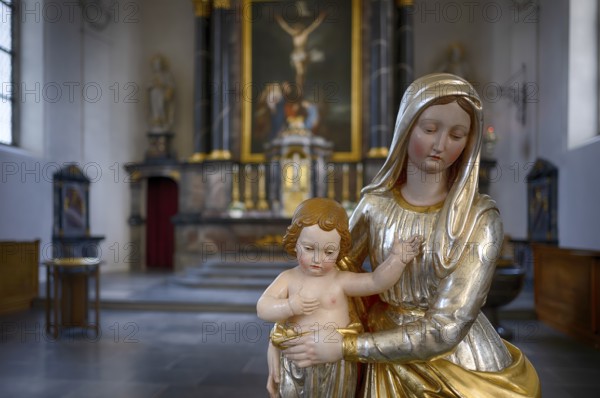 Innenaufnahme, Statue Maria und Jesus, Chorraum, Altar der 2025 renovierten Pfarrkirche St. Stephan, Kirche St. Stefan, Sempach, Kanton Luzern, Schweiz