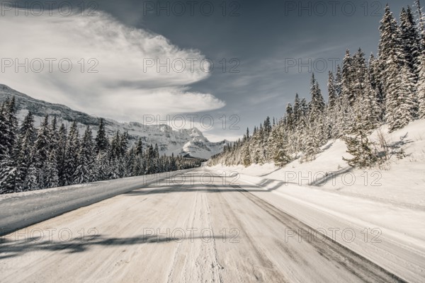 Winter road trip on the Icefields Parkway with lots of snow and ice, Banff National Park, Jasper National Park, Alberta, Canada