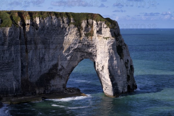 Rock arch Falaise or Porte La Manneporte, Étretat, sea, steep coast, cliffs, chalk cliffs, alabaster coast, La Côte d'Albâtre, Normandy, Seine-Maritime, France