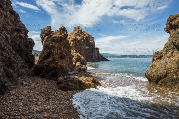 Picturesque coast and red rocks, Pointe de l'Aiguille, Théoule-sur-Mer, Massif de l'Esterel, Esterel Mountains, Département Var, Cote d'Azur, Provence-Alpes-Côte d'Azur, France