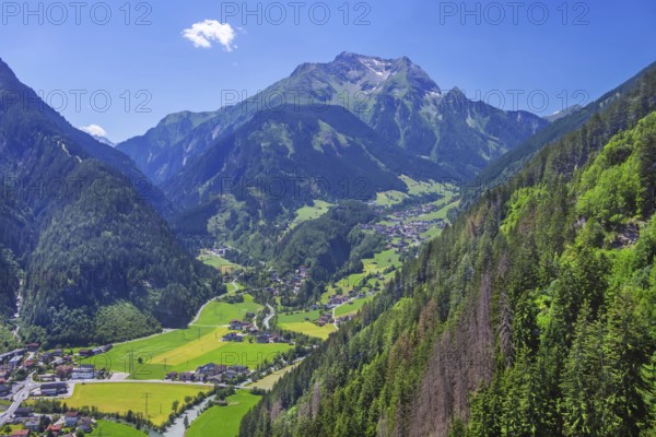 Mountain panorama with view of Finkenberg and the Grinberg peaks 2884m, Mayrhofen, Zillertal, Zillertal Alps, Tyrol, Austria