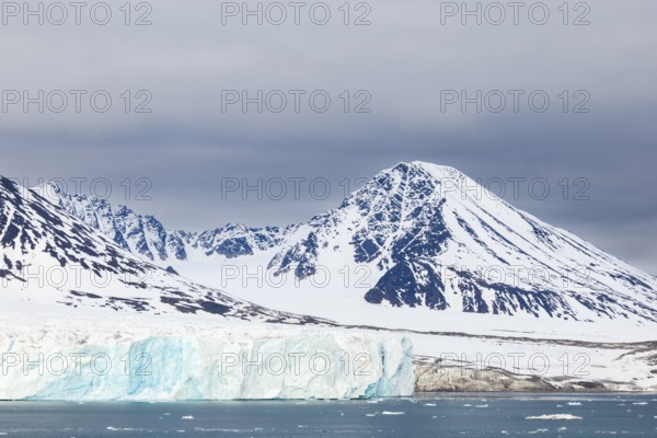 Glacier tongue, ice, mountain range, snow, sea, Lillienhöökbreen, Spitsbergen, Svalbard