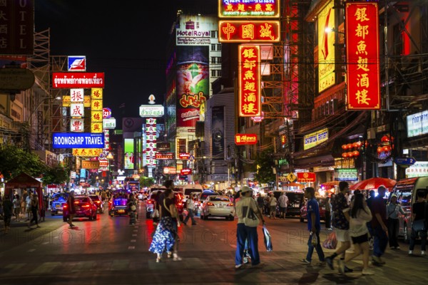 Shopping street with neon signs and street restaurants, nightlife, Yaowarat Road, Chinatown, Bangkok, Thailand