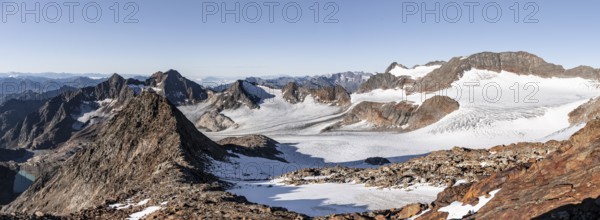 Summit of the Becher with Becherhaus, picturesque high mountain landscape, view of the Übeltalferner glacier and rocky mountain peaks Königshofspitz and Sonklarspitze, Stubai Alps, South Tyrol, Italy
