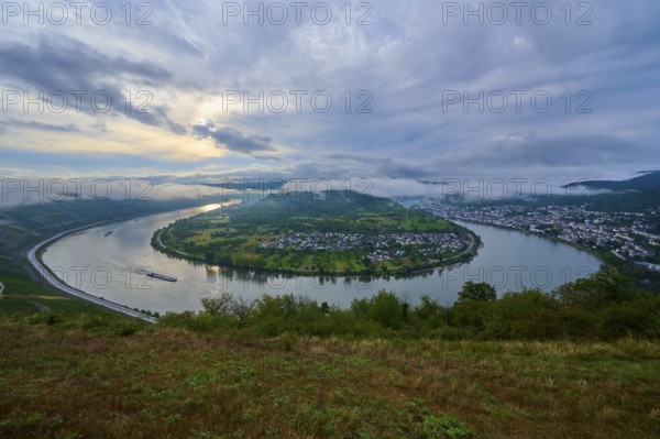 River bend at dusk with passing cargo ship and soft clouds in the sky, summer, Rhine bend Boppard, Gedeonseck, Boppard, Rhine, Rhine-Hunsrück district, Rhineland-Palatinate, Germany