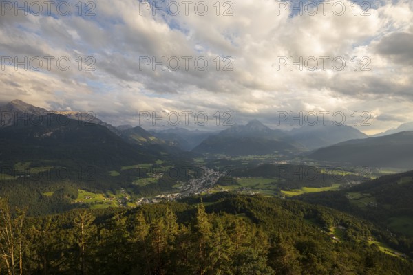 Panoramic view from the Kneifelspitze of Berchtesgaden, Hoher Göll, the Kehlsteinhaus, Watzmann, Hochkalter and Königssee at sunset