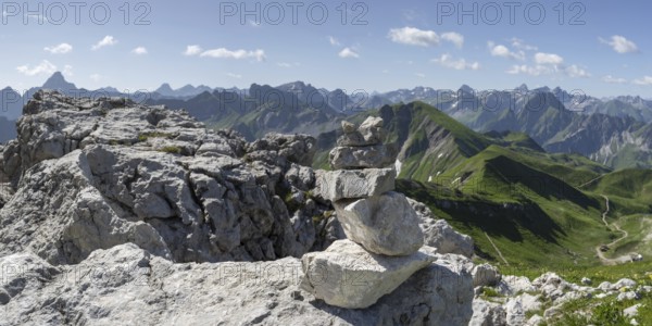 Mountain panorama from the Koblat-Höhenweg on the Nebelhorn, behind left the Hochvogel, 2592m, in the centre the Schneck, 2268m, and on the right the Höfats, 2258m, Allgäu Alps, Allgäu, Bavaria, Germany