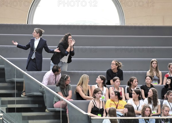 During the questioning of Foreign Minister Wadephul (CDU) on the Middle East, Israel and Gaza, a member of the audience shouts loudly from the bench, criticising the government. She is then escorted out of the chamber by the Bundestag police
