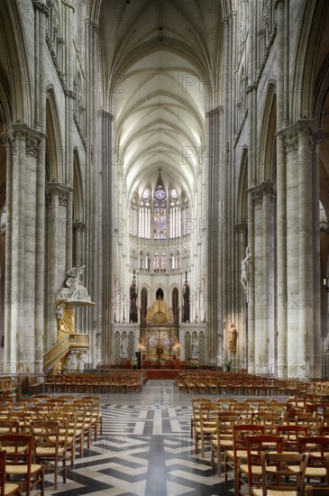Interior view, nave, pulpit with angel, choir, Cathédrale Notre-Dame d'Amiens, Amiens, Somme, France