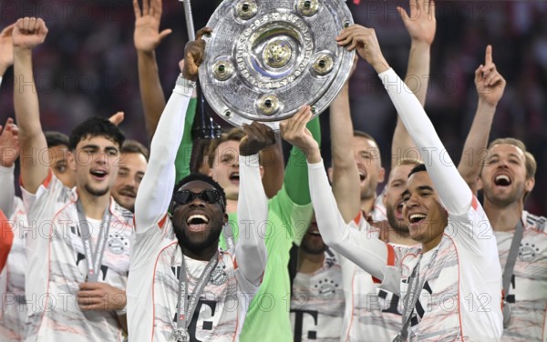 FC Bayern Munich FCB celebrates 34th championship title, championship celebration, championship trophy, trophy, cup, Alphonso Davies (19) Jamal Musiala (42) Allianz Arena, Munich, Bavaria, Germany