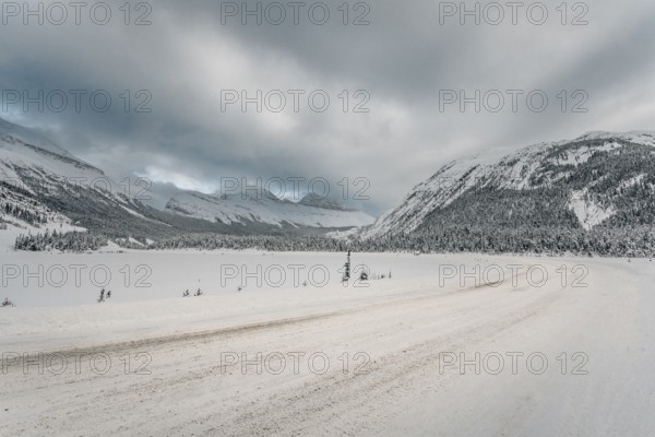 Winter road trip on the Icefields Parkway with lots of snow and ice, Banff National Park, Jasper National Park, Alberta, Canada