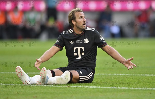 Harry Kane FC Bayern Munich FCB (09) action on the ground, angry, demands penalty, gesture gesture Telekom Cup Allianz Arena, Munich, Bayern, Germany
