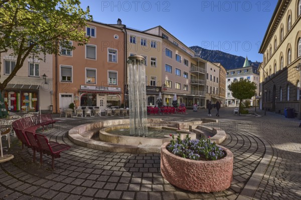 Angererbrunnen, crystal fountain, fountain, pedestrian zone, benches, flower pots, general architecture, houses, trees, mountains, blue sky, cloudless, Poststraße, Bad Reichenhall, district Berchtesgadener Land, Bavaria, Germany