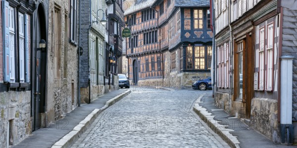 Alley with half-timbered houses and cobblestones in the historic old town, behind the Siemens house, Goslar, Harz, Lower Saxony, Germany