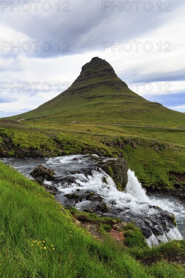Kirkjufell mountain, film set at Kirkjufellfoss waterfall, Kirkjufellsa river, Grundarfjördur, Snæfellsnes peninsula, Vesturland, Iceland